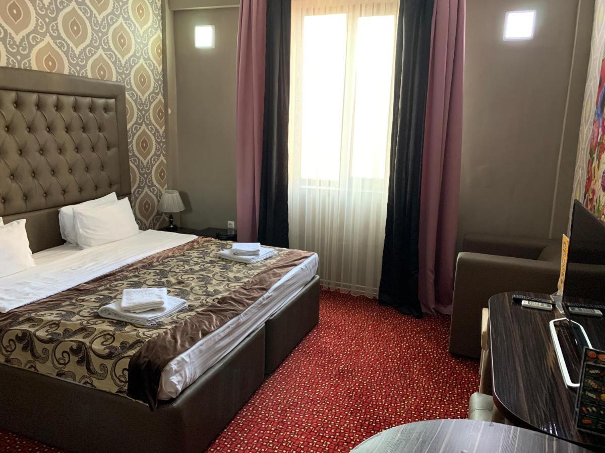 Deluxe Plaza Almaty Exterior foto