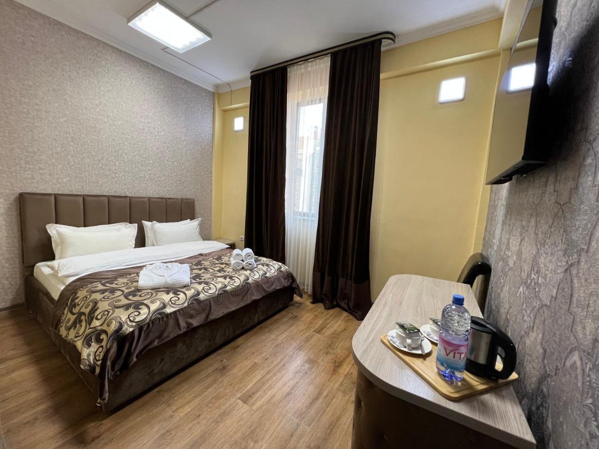 Deluxe Plaza Almaty Exterior foto