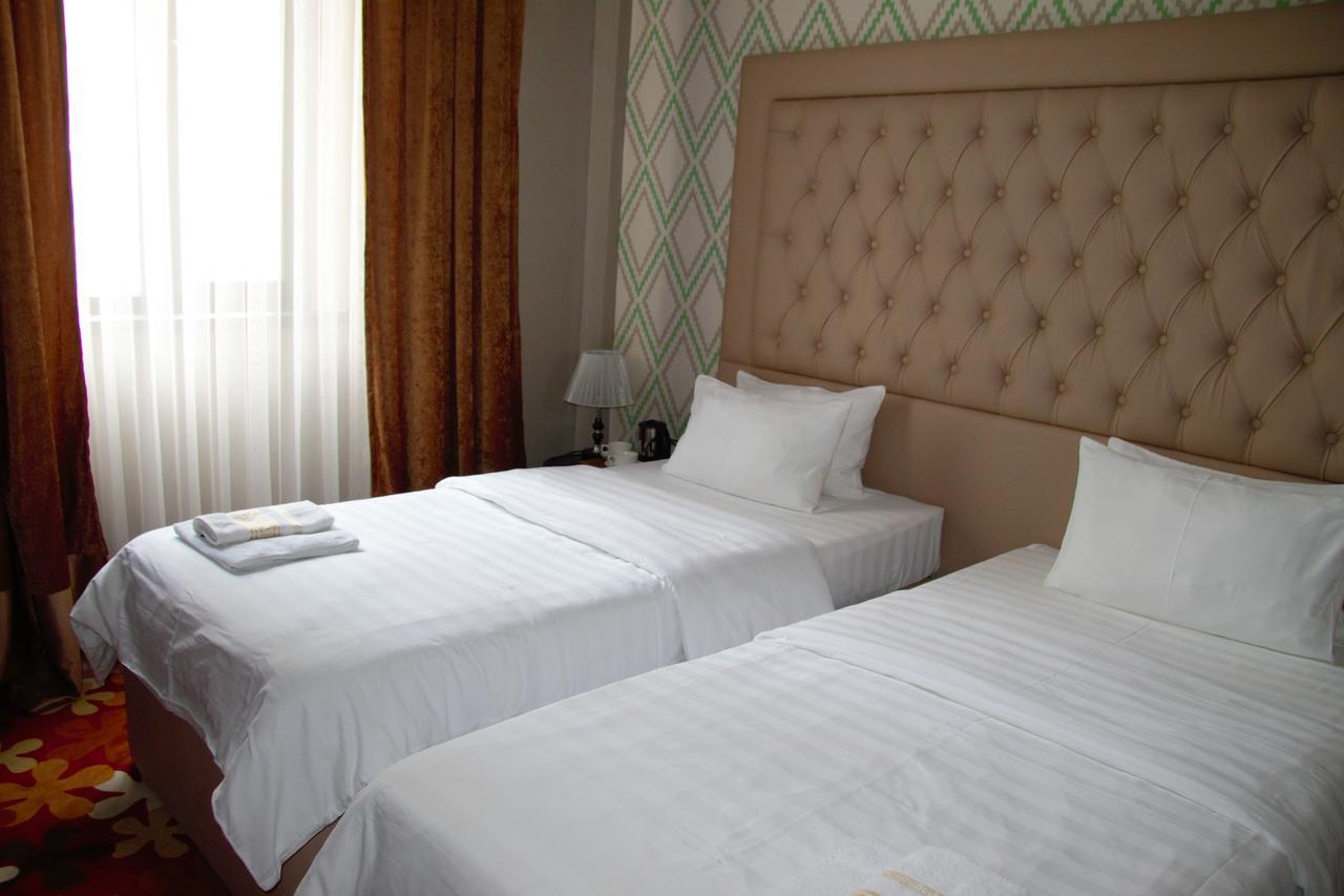 Deluxe Plaza Almaty Exterior foto